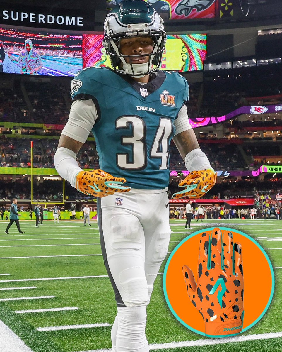 Yabba dabba doo. #Flintstones gloves making an appearance in the #SuperBowl 🔥

<a href="/rodgers_isaiah/">Isaiah Rodgers Sr.</a> 

📸 Philadelphia Eagles 

#Phenom