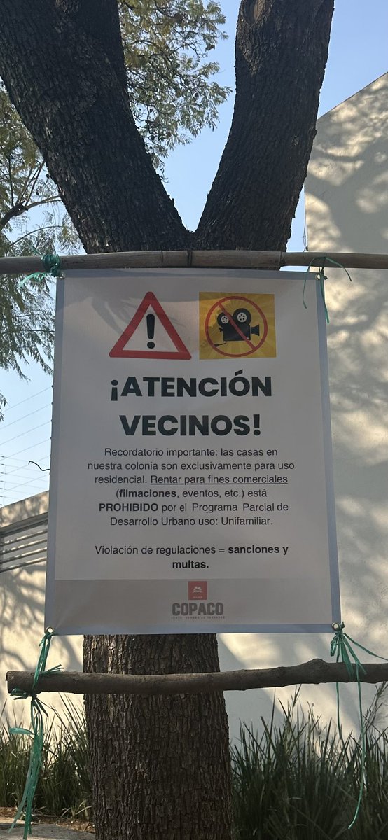 A caray esto se puede ? Cerrar calles y prohibir filmaciones
<a href="/Alcaldia_Coy/">Alcaldía de Coyoacán</a> <a href="/copaco/">Corinne Paquette</a>
Llena la colonia de estos letreros
 <a href="/LaRomeroTerrero/">LaRomerodeTerreros</a>