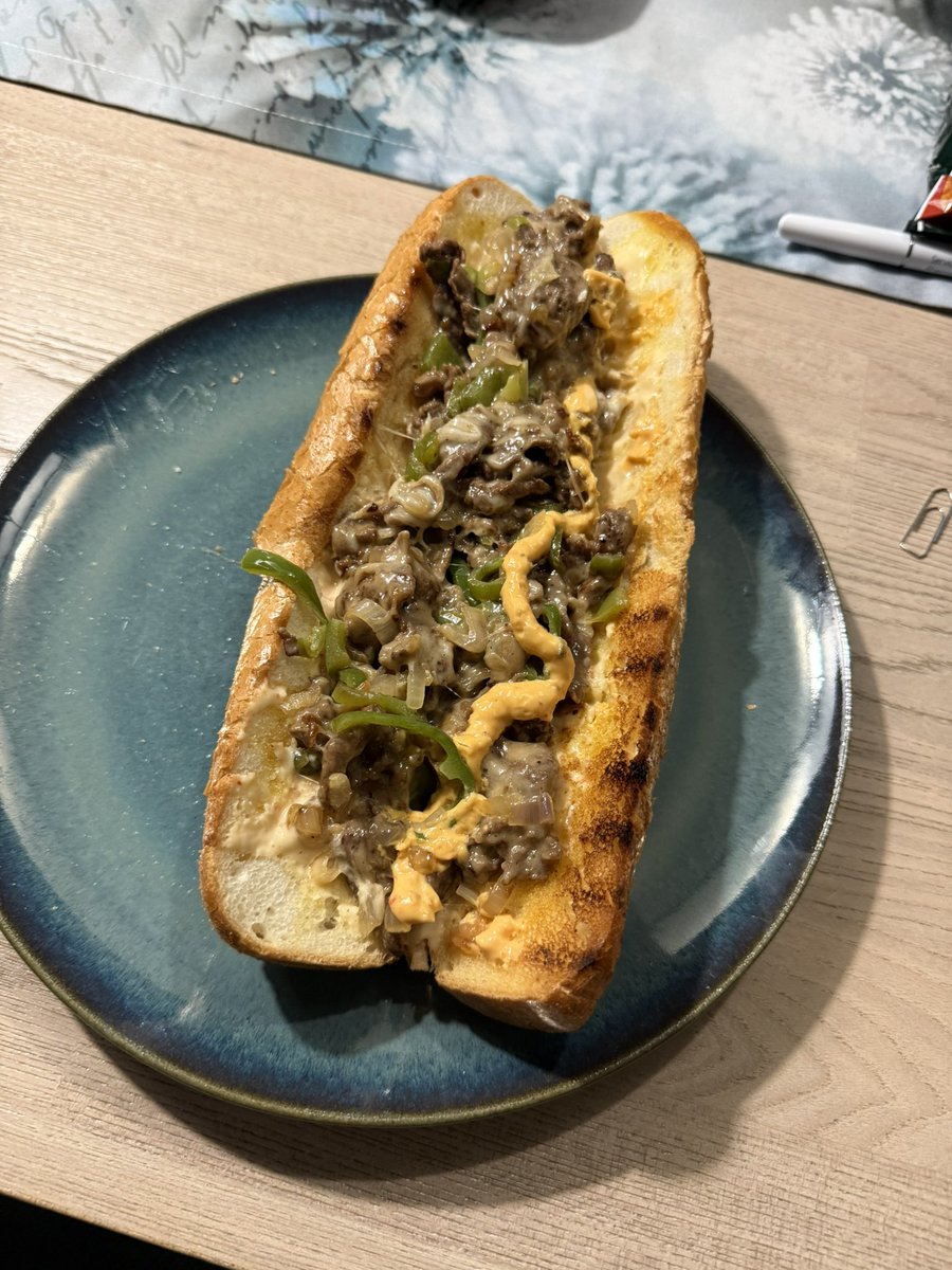 phylvp's tweet photo. Erst Philly Cheese Steak Sandwich und jetzt den Superbowl genießen!
Auf ein geiles Spiel und einem hoffentlich 3-PEAT und Teil der Geschichte.
Fun fact: Mahomes kann mit 100 Yards die 2. meisten pass Yards in SB-History erreichen hinter Brady!
@RTL_Sport #rtlnfl #rtlsport https://t.co/2UGLt37a7L