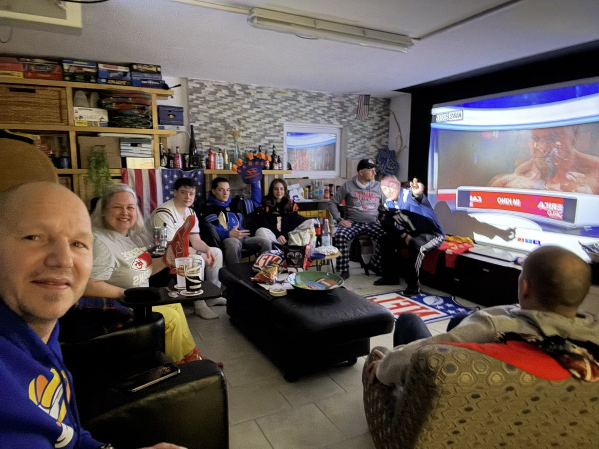 phylvp's tweet photo. Erst Philly Cheese Steak Sandwich und jetzt den Superbowl genießen!
Auf ein geiles Spiel und einem hoffentlich 3-PEAT und Teil der Geschichte.
Fun fact: Mahomes kann mit 100 Yards die 2. meisten pass Yards in SB-History erreichen hinter Brady!
@RTL_Sport #rtlnfl #rtlsport https://t.co/2UGLt37a7L
