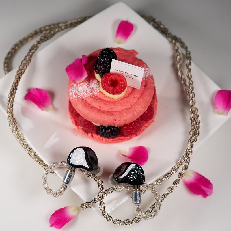 kuniakikunda's tweet image. Bonjour!

本日は【SW32】とMoonlightUltraで音楽を🎵

極めて高い解像力と卓越した表現力で、音の粒の美しく魅惑的な波が耳と心に押し寄せる🎶超高音からサブベースまで楽しめます！

Marie-Antoinetteという名の華やかなデザートと共に💗

#SympathieWorks
#SW32
#Graffias

sympathieworks.officialblog.jp/archives/22997…