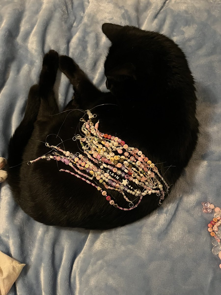 agstdmaria's tweet photo. @leeknoaur and i made bracelets to give away at the ateez concert 😌😌😌 https://t.co/xCbXZG40vy