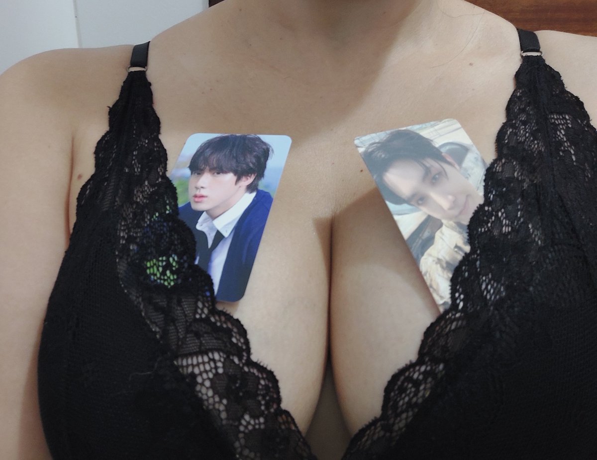 jjwanstar's tweet photo. Nós pessoas de peitos pequenos também queremos participar 

O Jin e o Hobi dormem tranquilos aqui 😌 https://t.co/MxBPbI8htD
