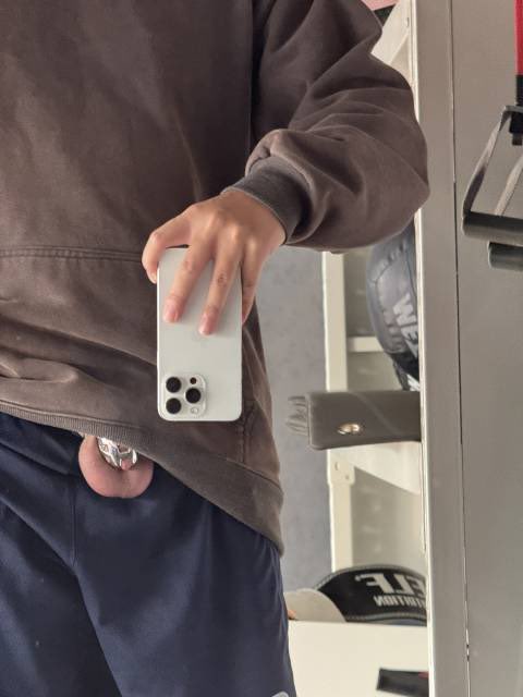 开学了，终于可以自由的锁住鸡巴了
让推友们决定我锁多久吧！
一个点赞+2h
一条评论+4h
一次转推+6h
一个新的关注+8h
截止到2月11日晚上12点！

要锁多久 就看大家了，求求你们手下留情

#锁狗 #贞操锁 #cb锁 #锁奴挑战 #锁吊 #锁死 #锁期 #戴锁