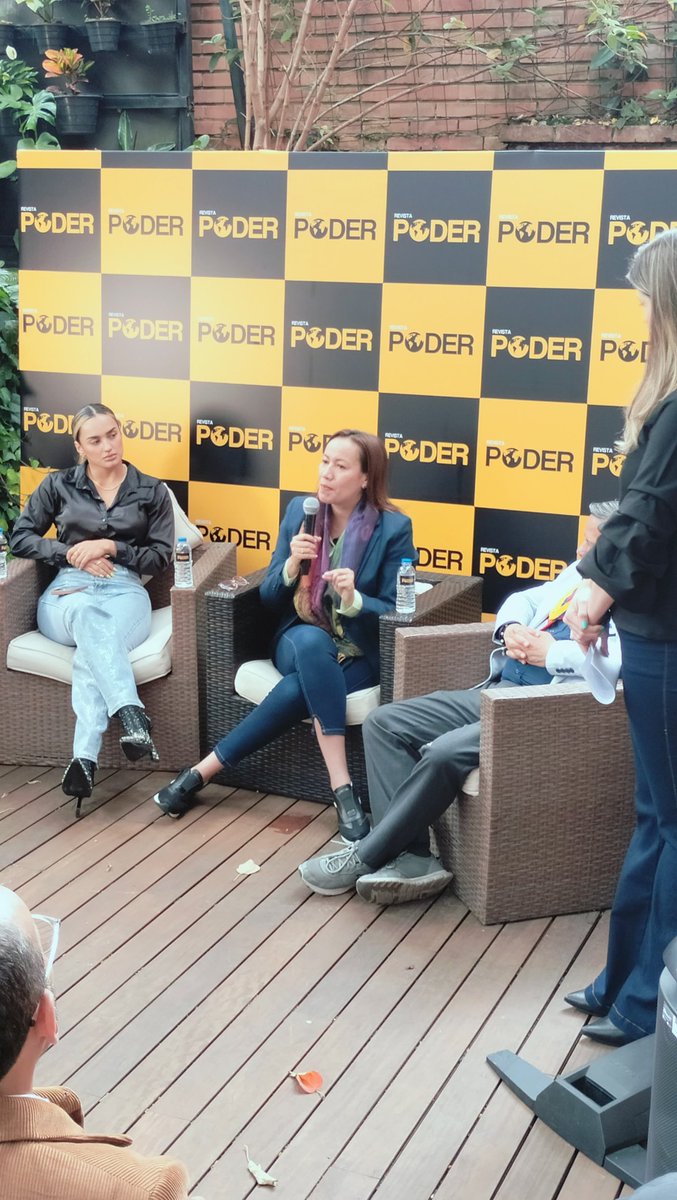 soyliliana10's tweet image. Hoy en el #DiaDelPeriodista, la Dra. @carolinacorcho estuvo como invitada en #RevistaPoder, hablando de algunos temas de interés nacional. 
&quot;Llegó el tiempo de las mujeres&quot;
