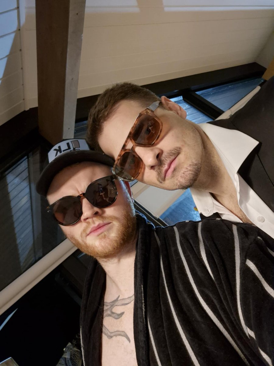 Fyrsta myndin... árlega þemað - árlegi hittingurinn.. #NFLisland