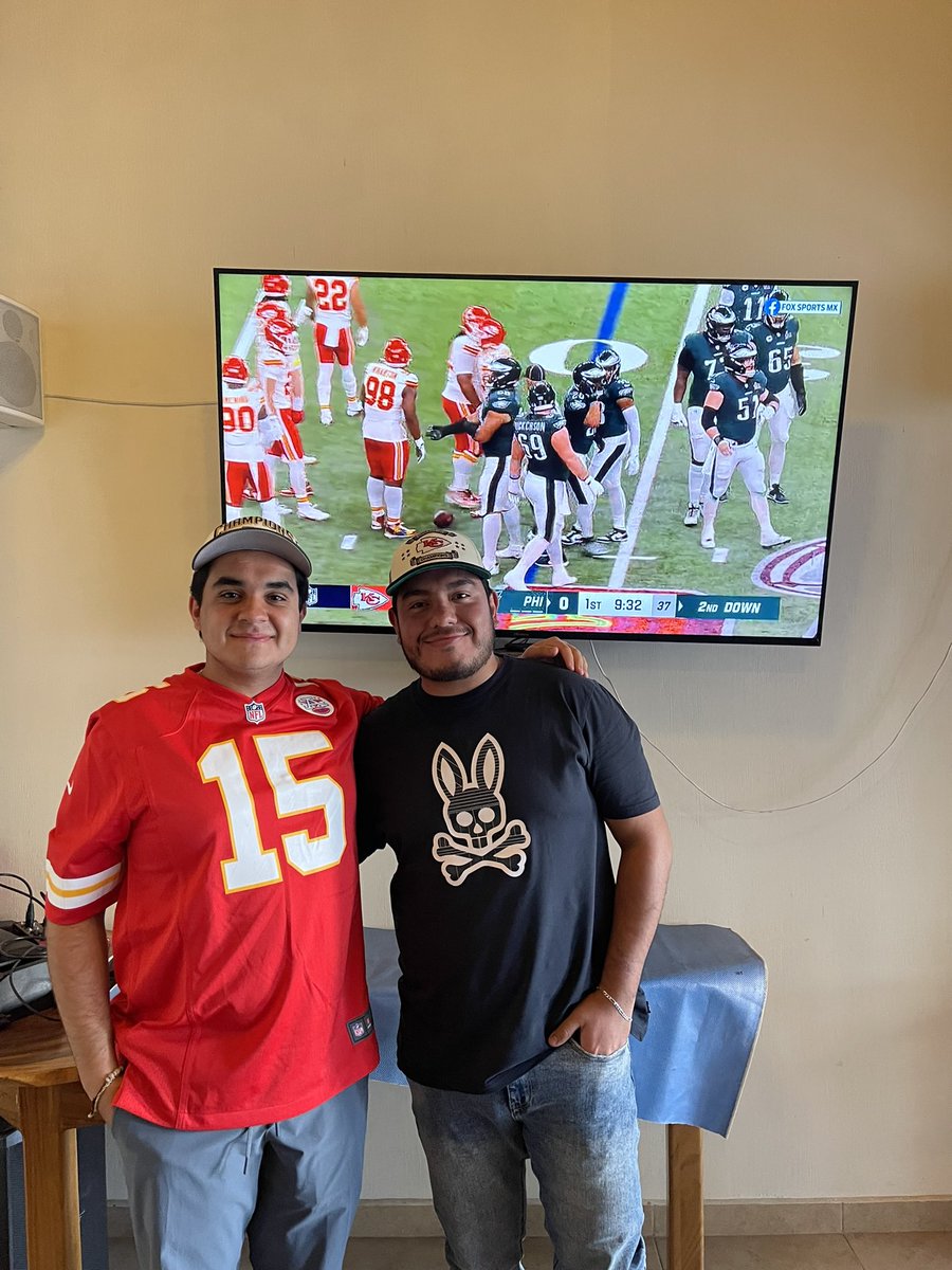 rafagarciamace's tweet photo. Go chiefs!
#SuperBowlLIX #foximpactonfl #SBxFSMX @FOXSportsMX https://t.co/r6JTmO4o2G