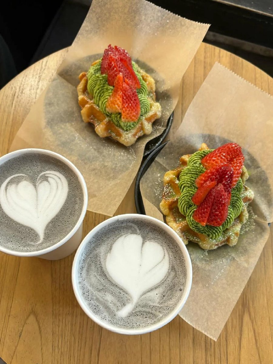 Carlin00Jade's tweet image. The perfect combination of matcha, strawberries and waffles with a warm latte☕ Life is all about rituals! 💚✨ This is the moment to just enjoy the deliciousness and relaxation ~ in silence!
#afternoontea #matchacontrol #coffeetime #dessertcure #foodshare