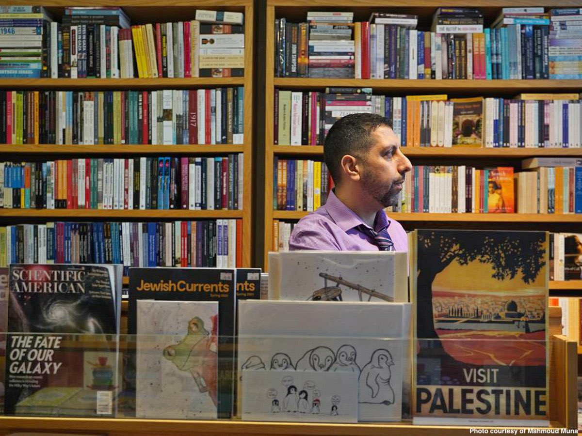 olgarodriguezfr's tweet image. Hoy fuerzas israelíes irrumpieron en la Librería Educativa de Jerusalén, una institución palestina muy respetada en la ciudad 

Tras una hora dentro, confiscaron libros en inglés y árabe y detuvieron a sus propietarios, Ahmad Muna y Mahmoud Muna 

(Fotos archivo Muna)