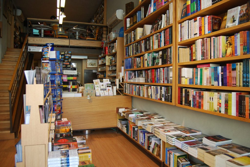 olgarodriguezfr's tweet image. Hoy fuerzas israelíes irrumpieron en la Librería Educativa de Jerusalén, una institución palestina muy respetada en la ciudad 

Tras una hora dentro, confiscaron libros en inglés y árabe y detuvieron a sus propietarios, Ahmad Muna y Mahmoud Muna 

(Fotos archivo Muna)