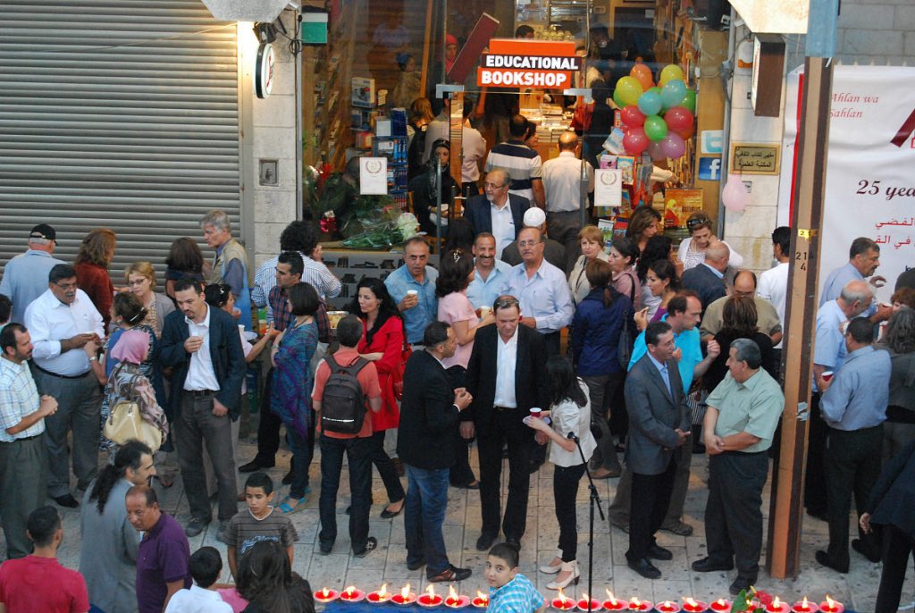 olgarodriguezfr's tweet image. Hoy fuerzas israelíes irrumpieron en la Librería Educativa de Jerusalén, una institución palestina muy respetada en la ciudad 

Tras una hora dentro, confiscaron libros en inglés y árabe y detuvieron a sus propietarios, Ahmad Muna y Mahmoud Muna 

(Fotos archivo Muna)