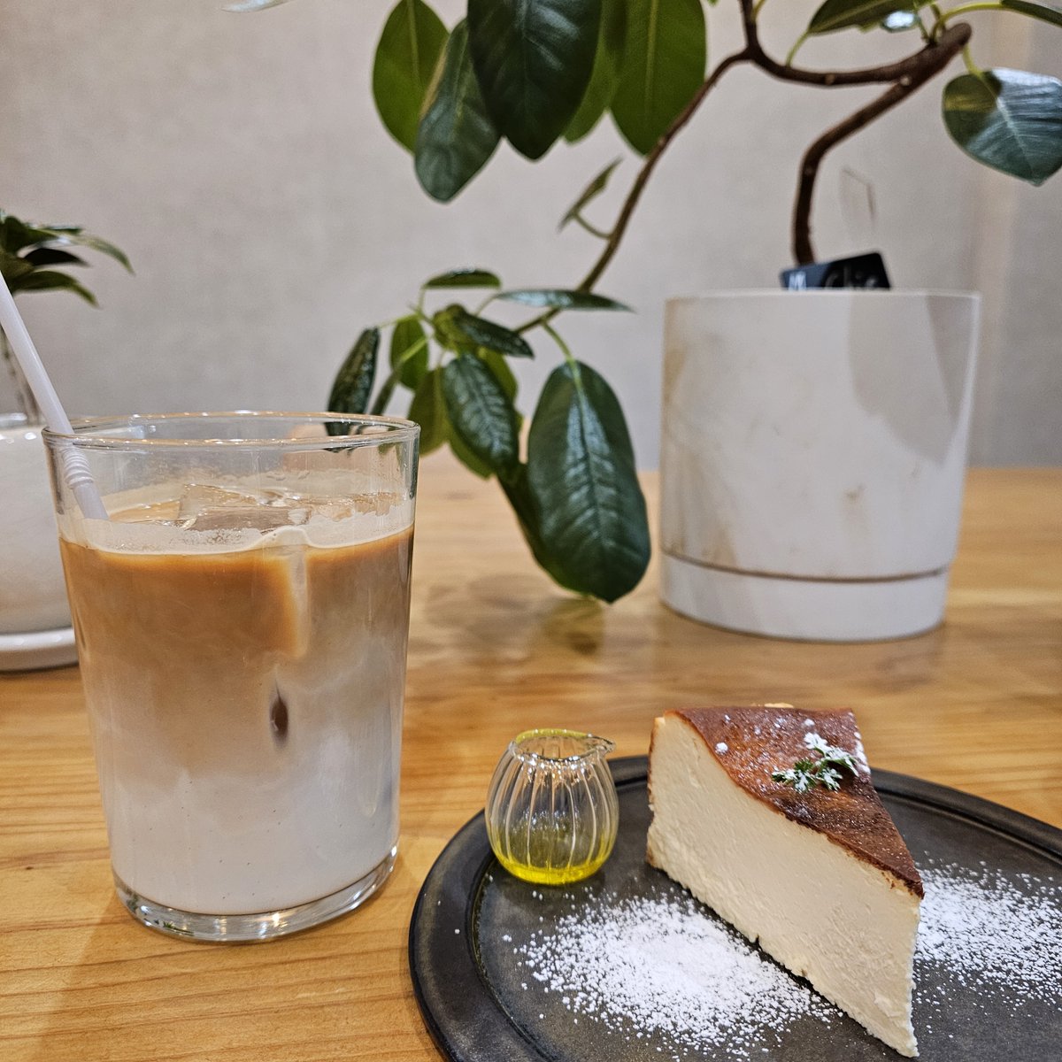 おはようございます💎大阪市天王寺区は晴れ🌞
先日行ったカフェのバスクチーズケーキが美味しかったです😍
途中でオリーブオイルをかけるのがポイント☝️
ゆったりした時間を過ごせました☕️
今週もよろしくお願いします✨
#企業公式さんと繋がりたい 
#企業公式相互フォロー 
#カフェ巡り