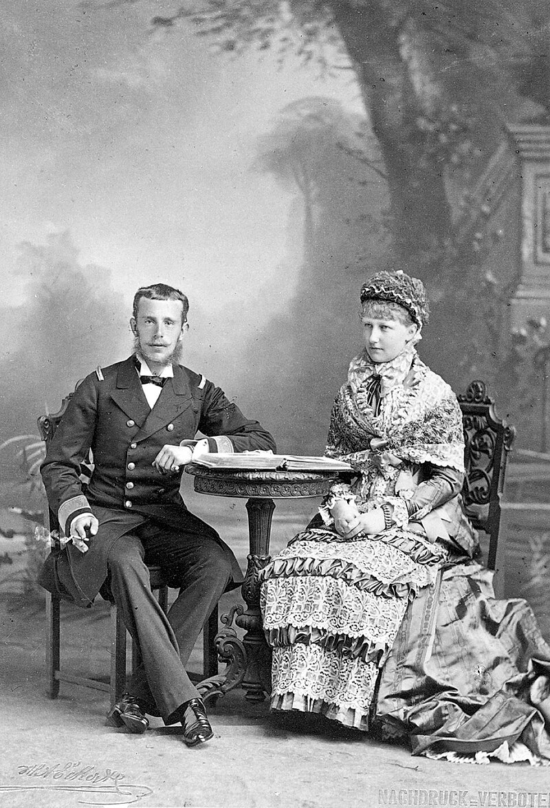 Rochi_Saiyajin's tweet photo. Cuando hablamos del suicidio del príncipe Rodolfo de Austria, mencionamos a Estefanía de Bélgica, su esposa. Pero ella no está enterrada con él en la Kaisergruft, porque acabó siendo repudiada por los Habsburgo... por casarse por amor. Hablemos de ella en nuestro #AñoHabsburgo. https://t.co/2hnvlS60o1