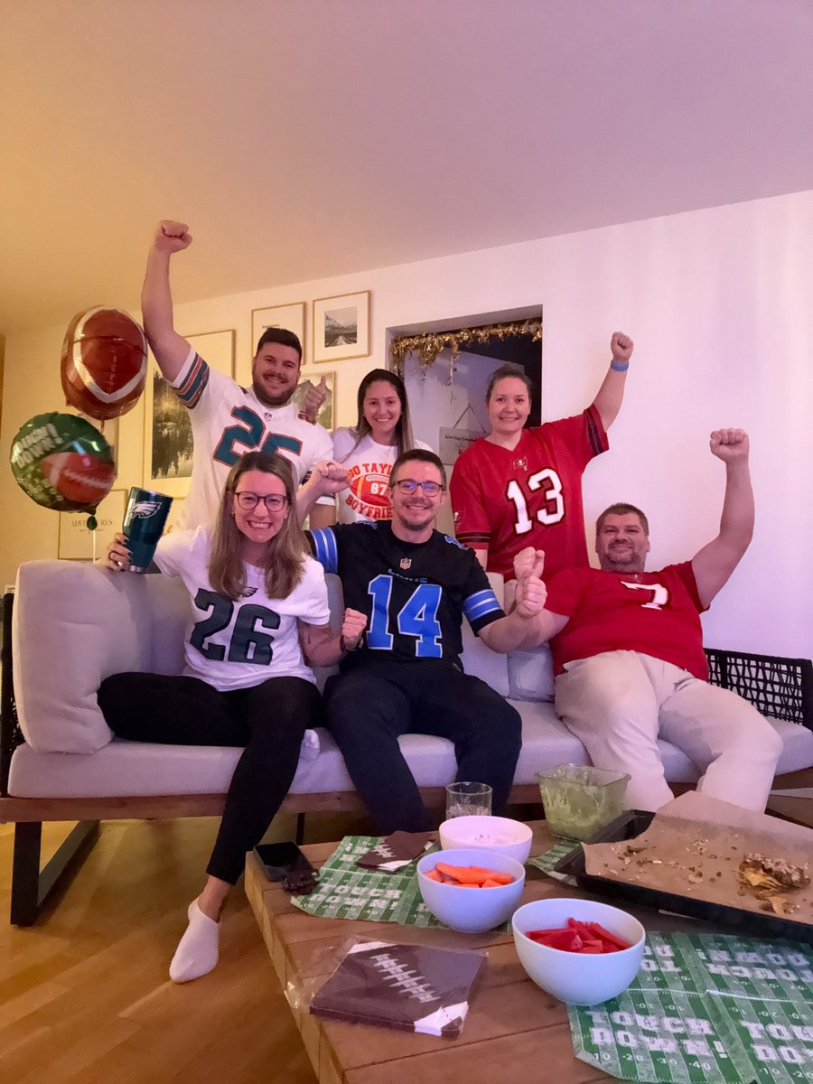 MelanieRoelli's tweet photo. 🇨🇭  IS ALL IN  🏈
#rtlnfl #superbowl #nfl https://t.co/WyaQy8xn61