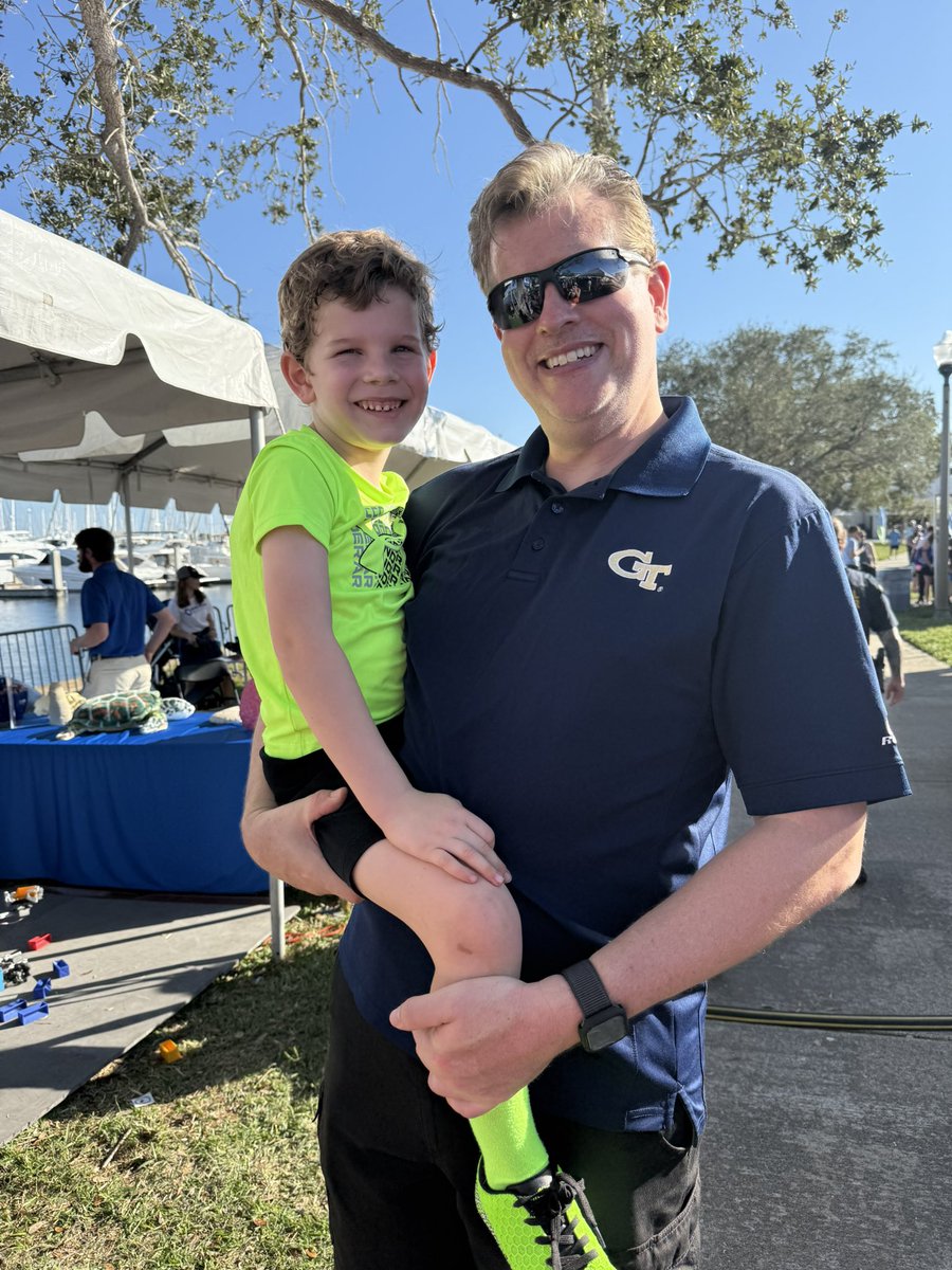 weatherbryan's tweet image. Science in the sun at the St Pete Science Festival! 😎⚛️🔭🧬🥽#supportscience #teamscience