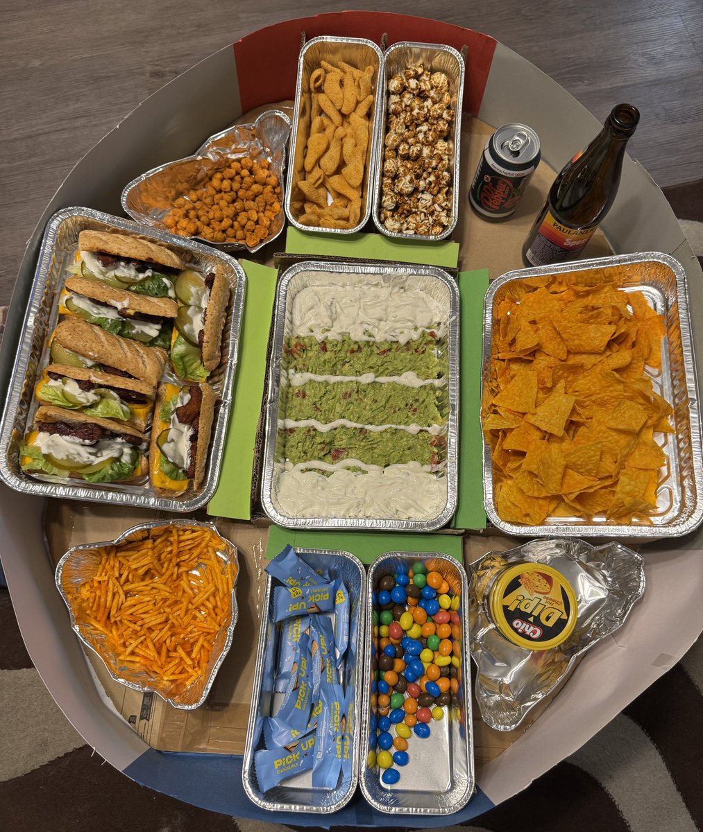 mrschlaufuchs's tweet photo. Super Bowl Watch Party mit selbstgebauten Stadion und vielen Snacks 😋 #rtlnfl #nfl #SuperBowlLIX https://t.co/gSLk1QJfpq