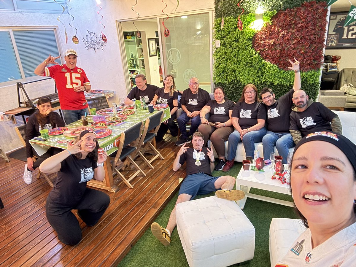 mabel2406's tweet photo. @FOXImpactoNFL @Chiefs entre amigos y familia viviendo el súper bowl https://t.co/R5Oveh8czP