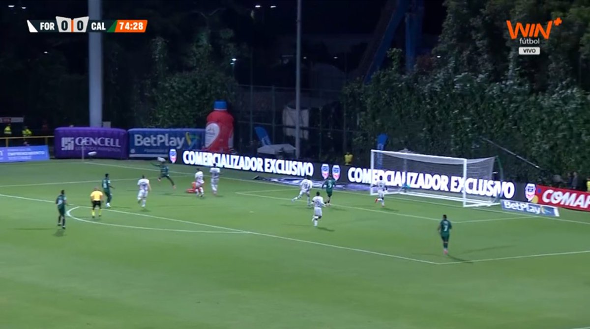 El portero de Frotaleza apagando incendios, esta vez ante Cantillo que no pudo definir ante el achique del golero rival. Cali en el ST ha tenido chances para irse adelante en el marcador.