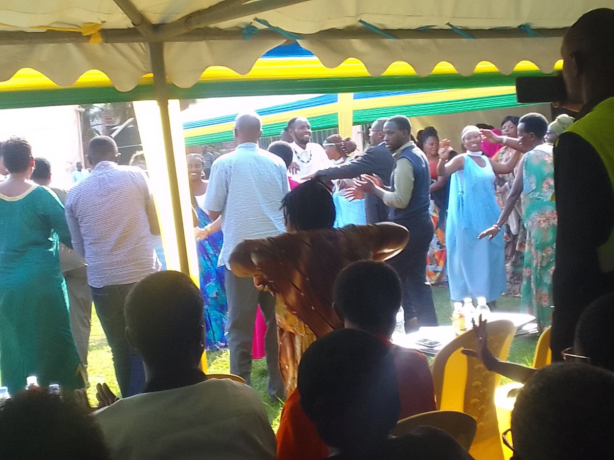 Honorables <a href="/gmukabalisa/">Germaine Mukabalisa</a>  <a href="/SauveurKalisa/">Jean Sauveur KALISA</a> , <a href="/izere_m/">Izere Ingrid Marie Parfaite</a>  turabashimiye ko ejo mwaje kudusura mumurenge wa <a href="/NyakabandaS/">Nyakabanda Sector oficial page</a>  nkaba rwiyemezamirimo bacyiri bato iyo tubona ibyo dukora igihugu cyitwegera bidutera imbaraga.  @gov