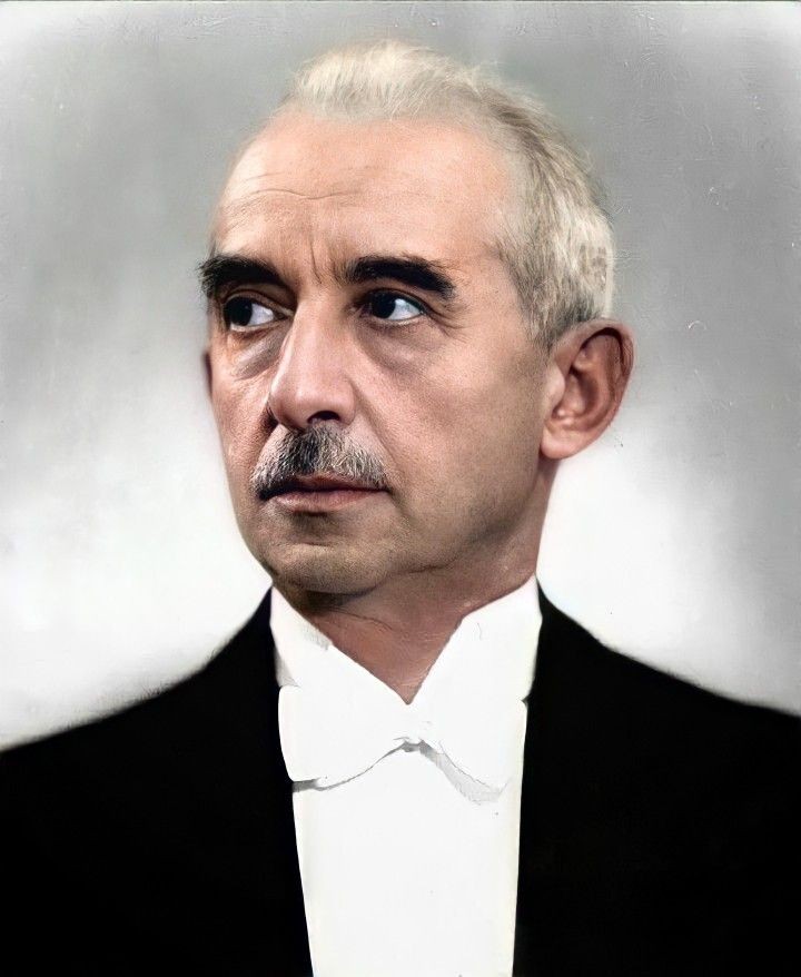 "ne olacak,  nedir bu başımıza gelenler"
Tarzında konuşuyorlardı. subayları durdurdum, "bana bakın" dedim. İçinde bulunduğumuz vaziyeti bilin, subay olarak da yerinizi bilin. Padişah düşmanınızdır. yedi düvel düşmanınızdır. Bana bakın kimse işitmesin; millet düşmanınızdır.