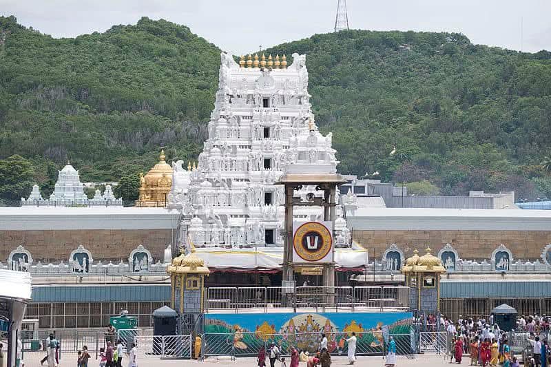 तिरुपति बालाजी मंदिर के प्रसाद में जानवरों की चर्बी मिले होने के आरोप में

‘बिपिन जैन, पोमिल जैन, अपूर्व विनय कांत चावड़ा और राजू राजशेखरन’ को गिरफ्तार किया गया है