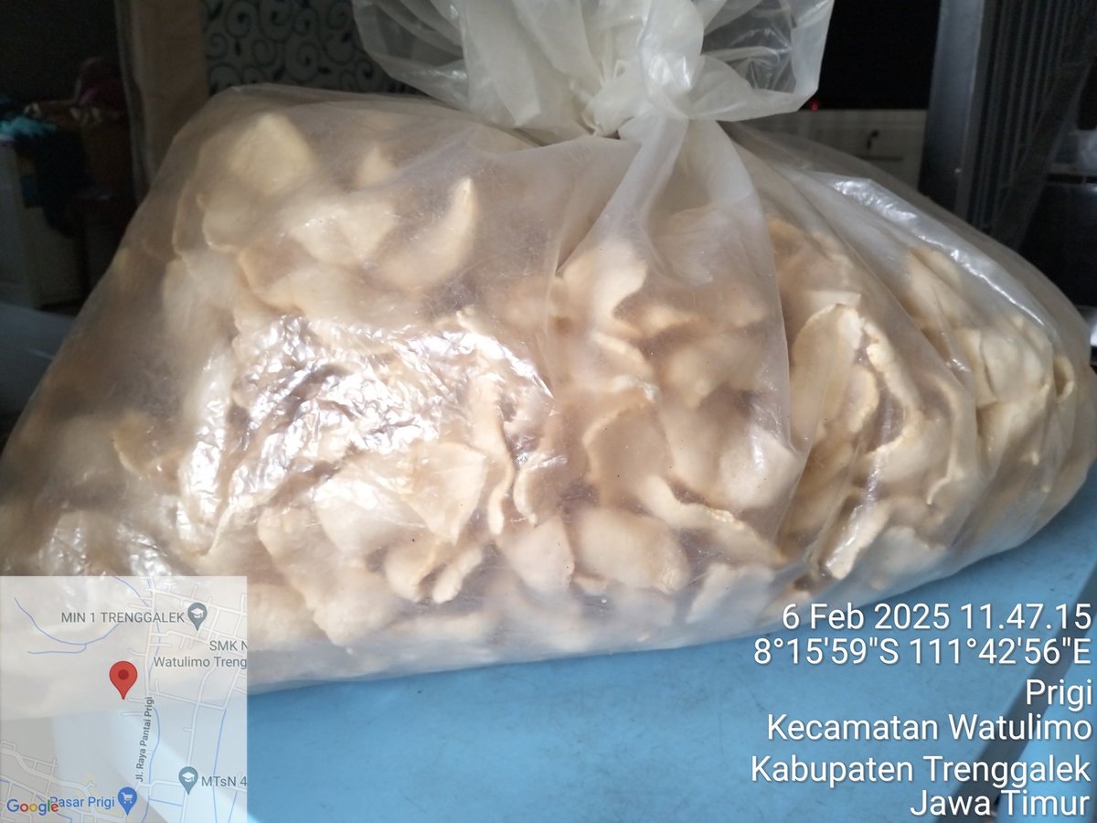 ibnu_m3's tweet photo. Kamis (06/02), Ibnu Mas'ud,S.Pi Luhkan Trenggalek. Pendataan produksi Kerupuk Ikan (Ibu Sulikah) Ds. Prigi. Produksi bulan Januari 60 kg (125 bal) harga 25.000/bal, dipasarkan ke Trenggalek &amp; Tulungagung.
#GiatLuhkanSatminkalBwi #luhlapor #produksi @bppsdm_bp3bwi @bppsdm_kp https://t.co/U0746Ca8bI