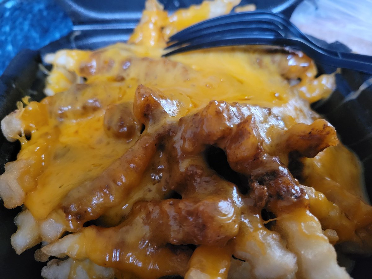 markdmotz's tweet image. Game wasn't much, but at least the @goldstarchili chili cheese fries were super.
#Week40
#SuperBowlLIX    
#GoldStarChiliVIP
