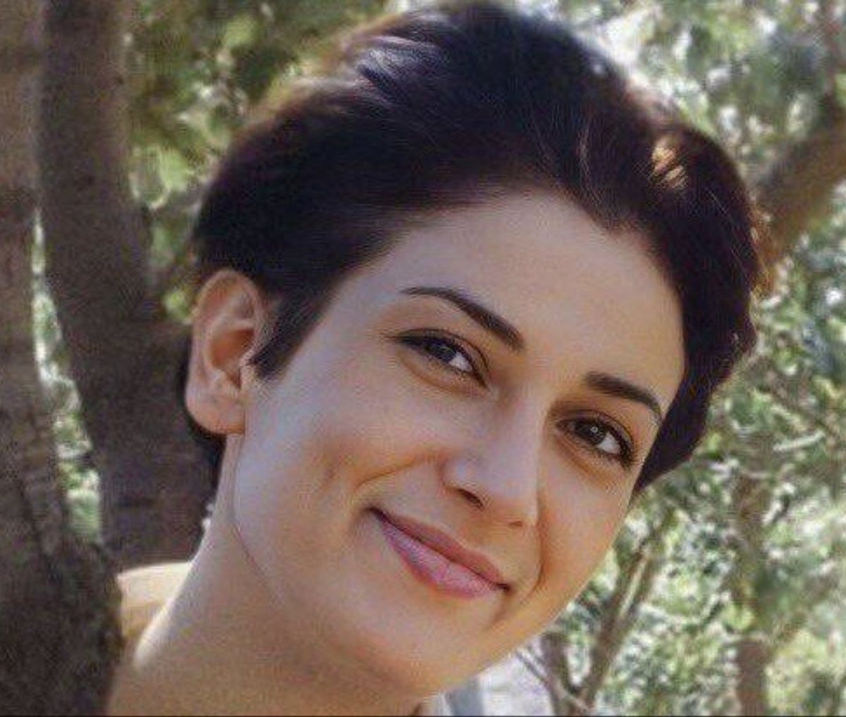 ELLE S'APPELLE Pakhshan Azizi, a 40 ans, et risque à tout moment d'être exécutée en #Iran.

Travailleuse humanitaire issue de la minorité kurde, elle a été arbitrairement arrêtée le 4 août 2023 à Téhéran et a été maintenue à l'isolement pendant cinq mois dans la section 209 de la