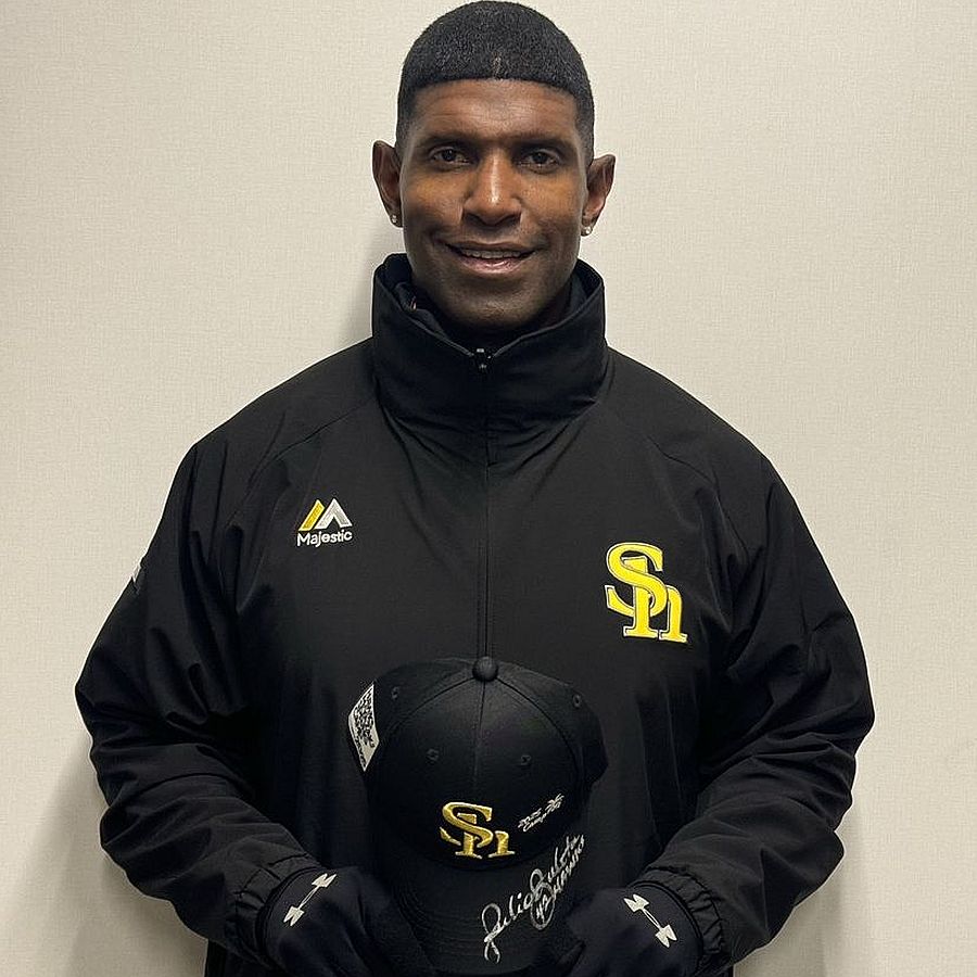 【激レアプレゼント】

ズレータさん 直筆サイン入りキャップ

西スポWEB OTTO!読者へのプレゼントとして、
球団OBの #ズレータ さんが直筆サイン入りキャップを用意してくれました！
春季キャンプオリジナルキャップにレジェンド助っ人のサインが入った激レアグッズを1名様にプレゼントします。