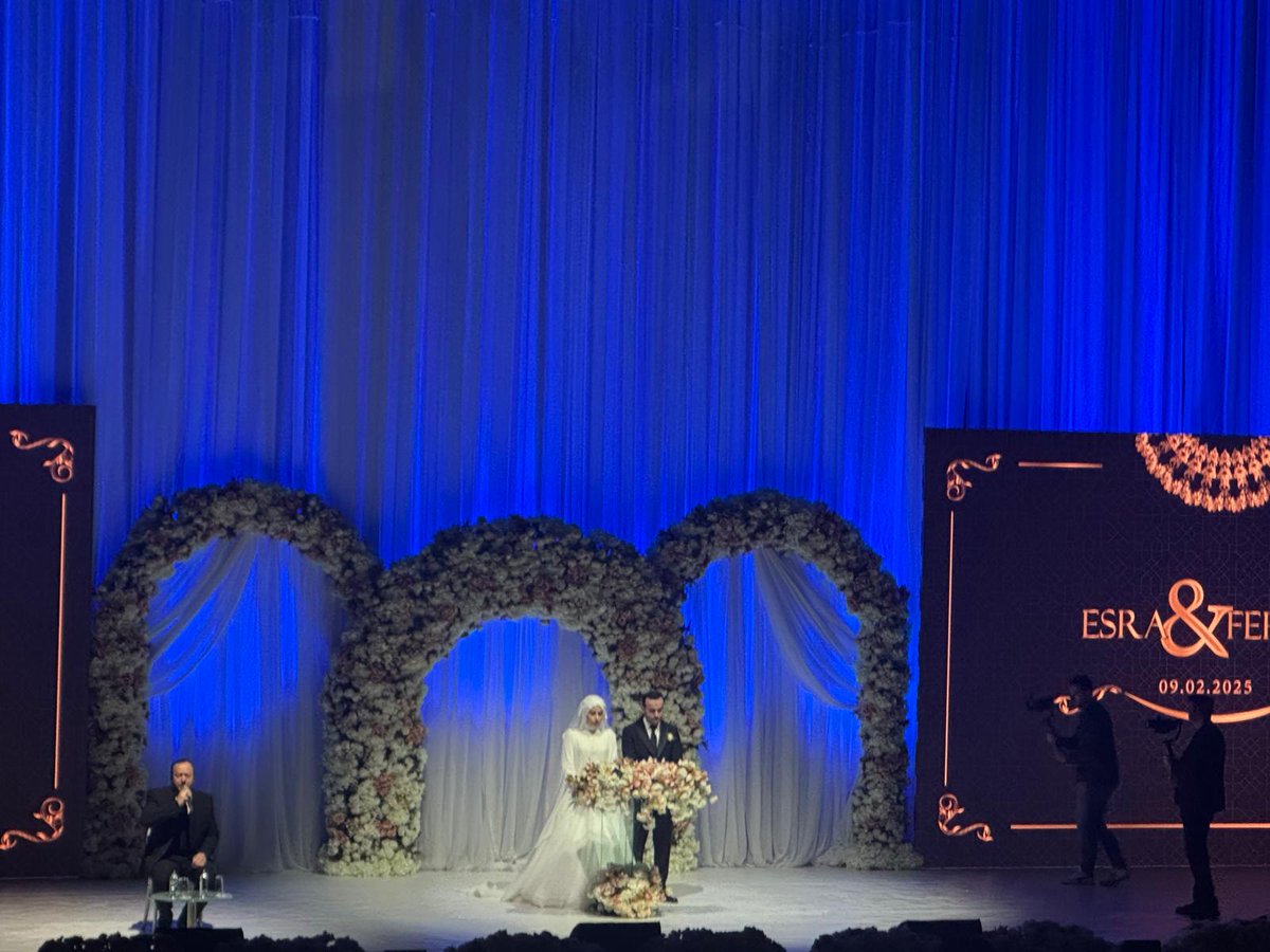 CUMHURBAŞKANI YARDIMCISI CEVDET YILMAZ'IN MUTLU GÜNÜNDE YANINDA OLDUK

Cumhurbaşkanı Yardımcısı Cevdet Yılmaz'ın oğlu Ferhat Yılmaz, çok sayıda davetlinin katıldığı nikah töreninde Esra Alperen ile dünya evine girdi. Nikah törenine HAK İŞ Genel Başkan Yardımcısı ve Sendikamız