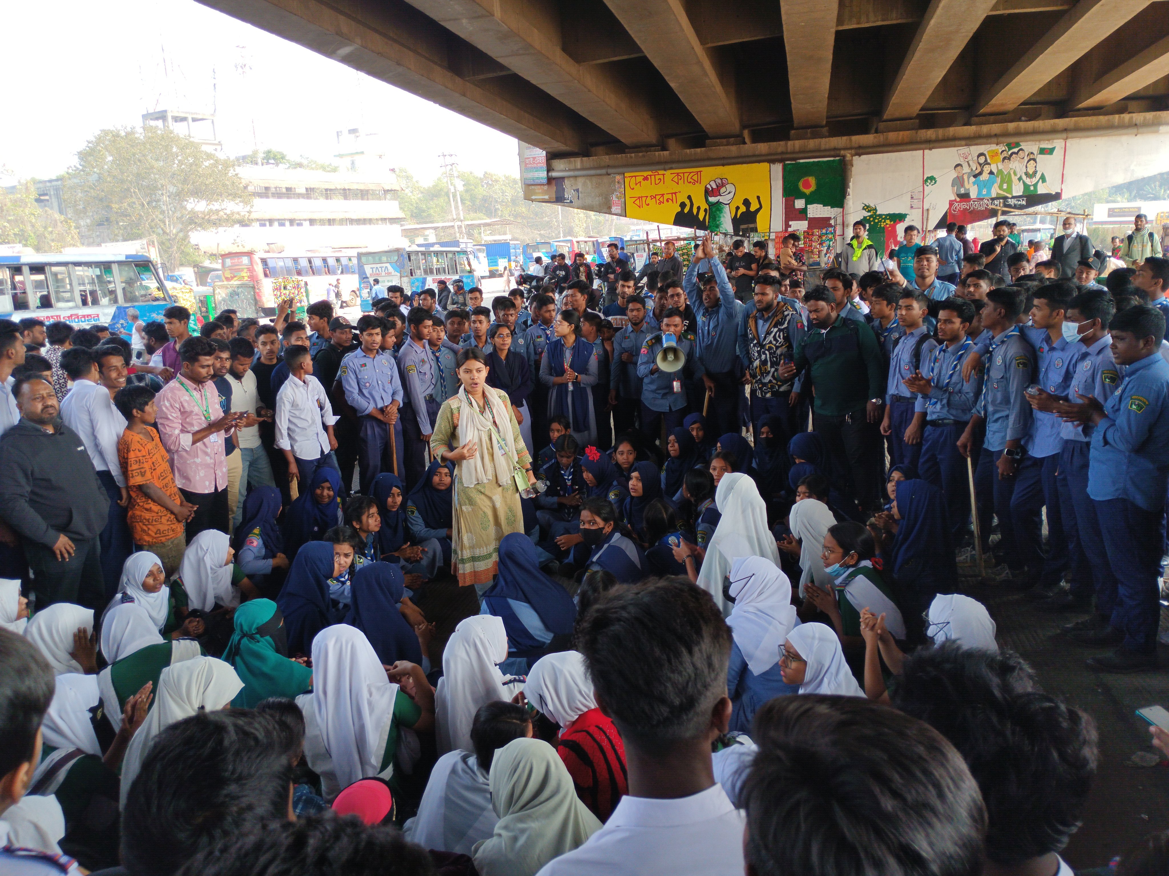 আন্দোলনকারীদের উপর হামলার প্রতিবাদে কালিয়াকৈরে শিক্ষার্থীদের বিক্ষোভ