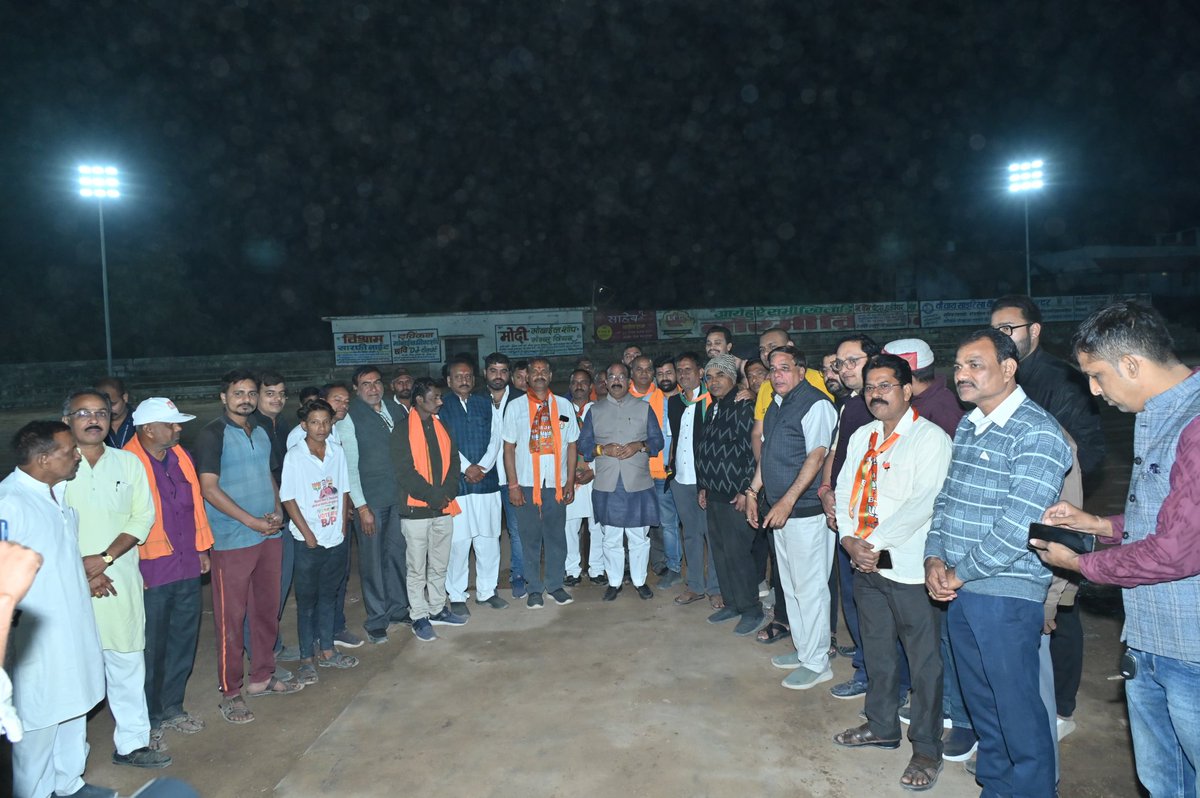 ArunSao3's tweet image. युवाओं के लिए समर्पित सुशासन सरकार
भाजपा प्रदेश में खेल कौशल एवं खेल सुविधाओं को बढ़ाने के लिए लगातार प्रयासरत है।
लोरमी के हाई स्कूल खेल मैदान में युवाओं की सुविधाओं को देखते हुए फ्लड लाईट की व्यवस्था की गई है, जिससे युवाओं को रात्रिकालीन खेल आयोजन में मदद मिलेगी।
