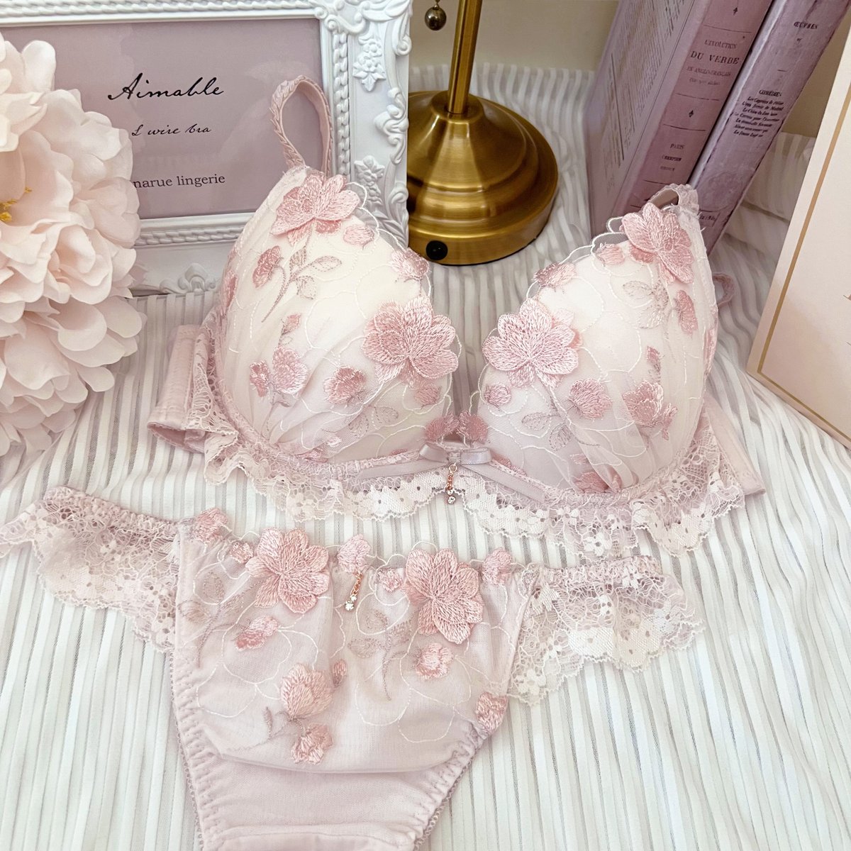 narue_innerwear's tweet photo. 🌸𝑛𝑒𝑤 𝑎𝑟𝑟𝑖𝑣𝑎𝑙🌸

刺繍の上にお花のアップリケをほどこし
花びらが重なりながら咲く花畑を表現🌸🌼

ほんのり柔らかなカラー展開でまとめた
フェミニンなシリーズです🩷

【Lwire Bra】 size[B~G/65~75]
🛒：https://t.co/9q373epagY https://t.co/9Zu6yNek31