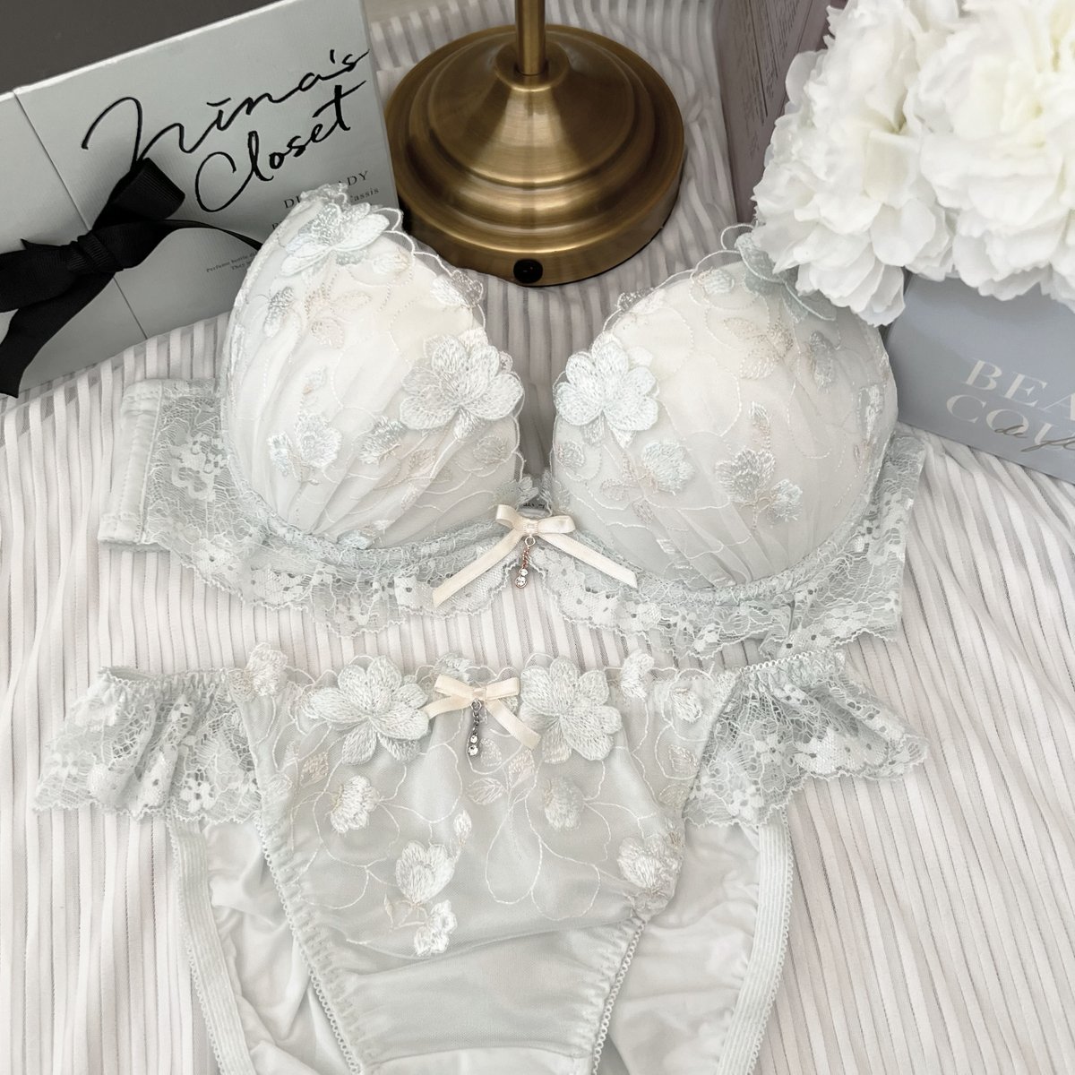 narue_innerwear's tweet photo. 🌸𝑛𝑒𝑤 𝑎𝑟𝑟𝑖𝑣𝑎𝑙🌸

刺繍の上にお花のアップリケをほどこし
花びらが重なりながら咲く花畑を表現🌸🌼

ほんのり柔らかなカラー展開でまとめた
フェミニンなシリーズです🩷

【Lwire Bra】 size[B~G/65~75]
🛒：https://t.co/9q373epagY https://t.co/9Zu6yNek31