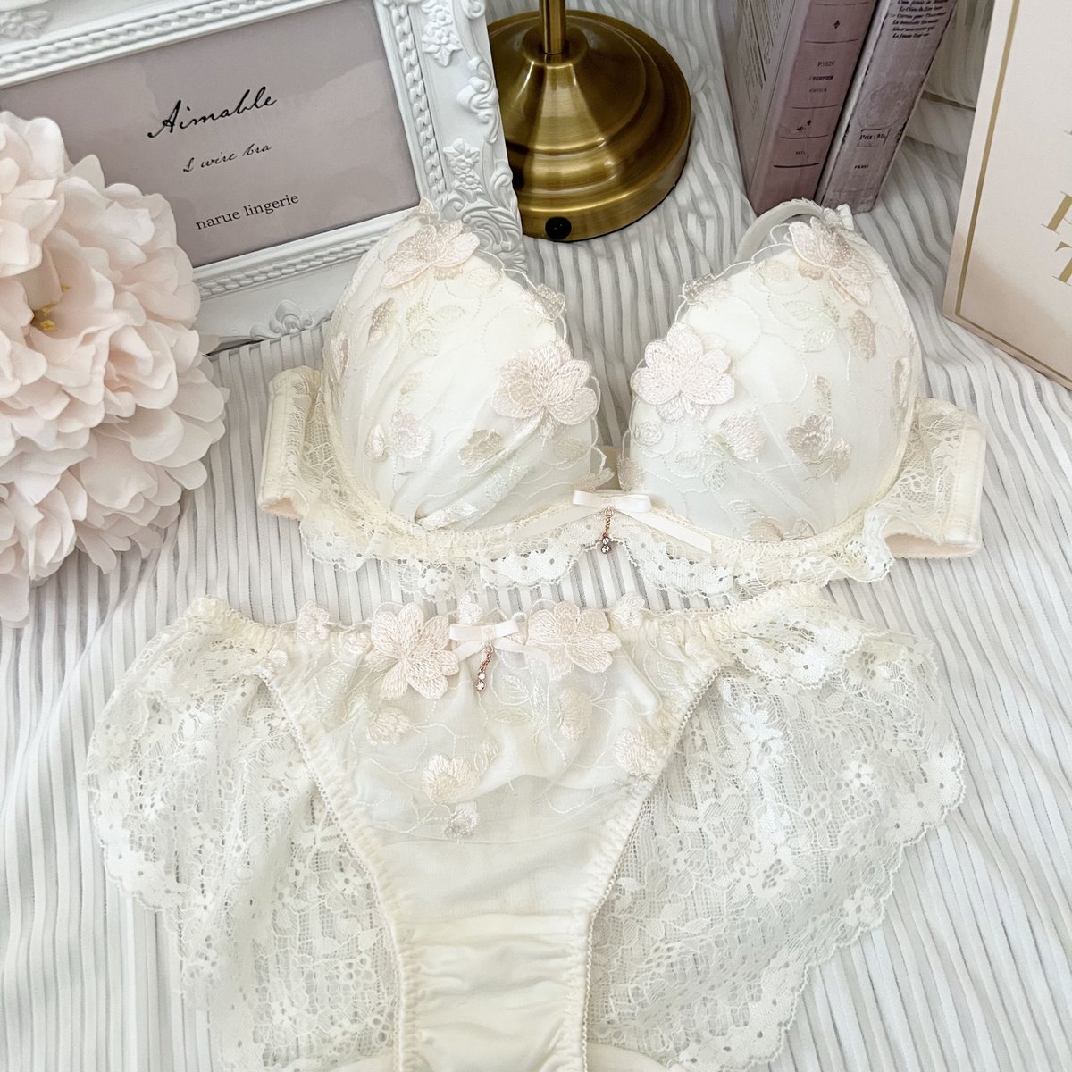 narue_innerwear's tweet photo. 🌸𝑛𝑒𝑤 𝑎𝑟𝑟𝑖𝑣𝑎𝑙🌸

刺繍の上にお花のアップリケをほどこし
花びらが重なりながら咲く花畑を表現🌸🌼

ほんのり柔らかなカラー展開でまとめた
フェミニンなシリーズです🩷

【Lwire Bra】 size[B~G/65~75]
🛒：https://t.co/9q373epagY https://t.co/9Zu6yNek31