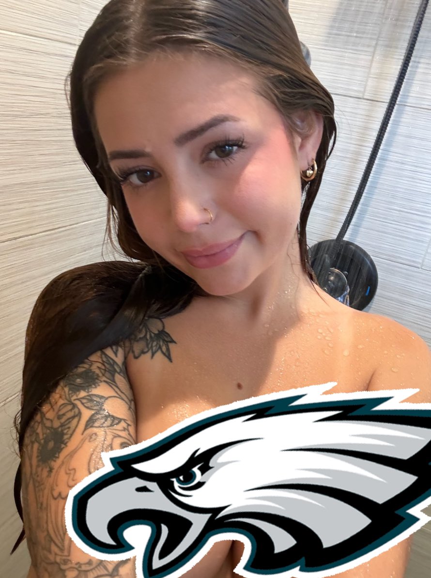 If the Eagles win the super bowl, I'll dm everyone who likes this picture the uncensored version ❤️🏈 https://t.co/VH4fpyDIVZ