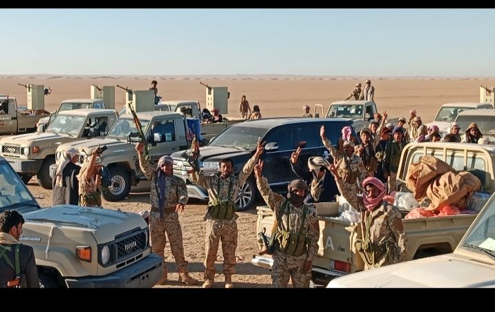 صورة لا تقدر بثمن لأسود مهرة بن حيدان وسط الصحاري والأودية باتجاه المهرة على رأس قافلة تضم عتاد وآليات قوات درع الوطن بالمحافظة..

#درع_الوطن