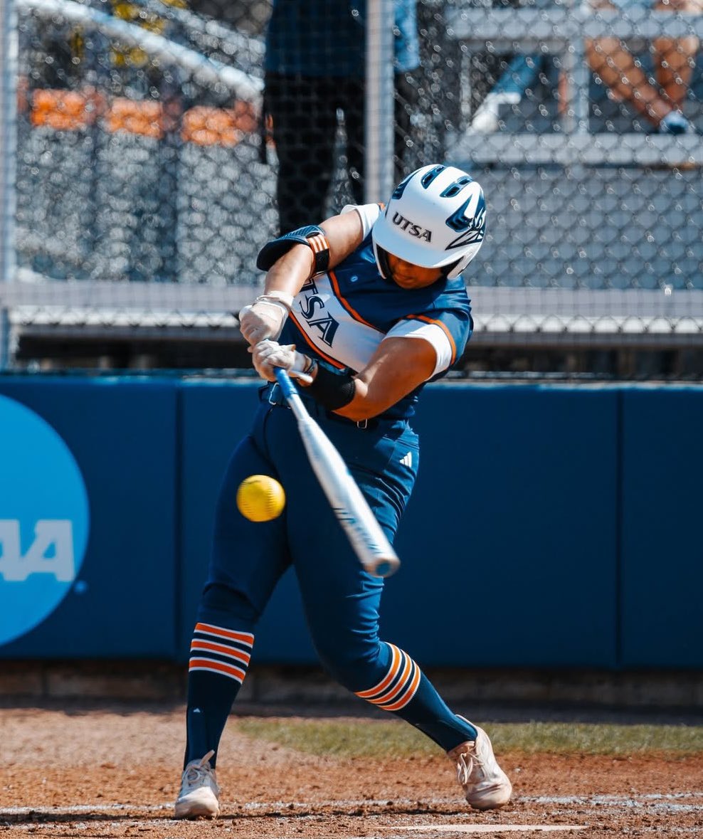 DiamondAddicts's tweet image. UTSA started the season 5-0 with a big boost from the bat of redshirt freshman Makayla Madrid 🤙🏽🪶 

6/13 2 BB
3 2B
1 HR
8 RBI
.426 BA
1.456 OPS

Ball jumps off her bat 🥎 

#BirdsUp #PluckEm #NCAASoftball
