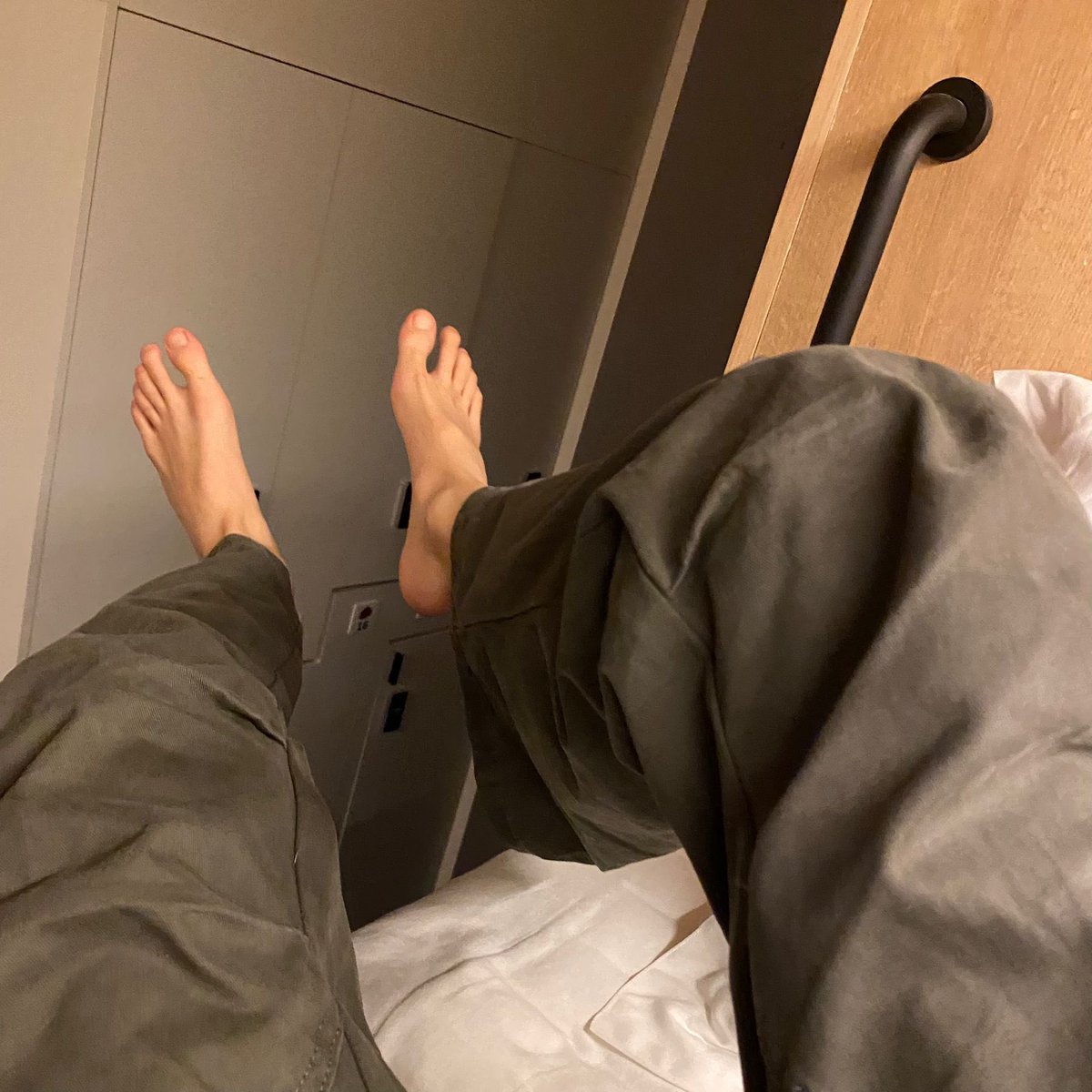 以前耍女朋友一晚上她要六七次，每次十来分钟就说不要了，一晚上舔逼一两个小时。
现在觉得男的更直接，和女的墨迹还耍的累。
我发现女的20分/次，休息可以干一晚上😪
#臭脚 #成都情侣 #大学生