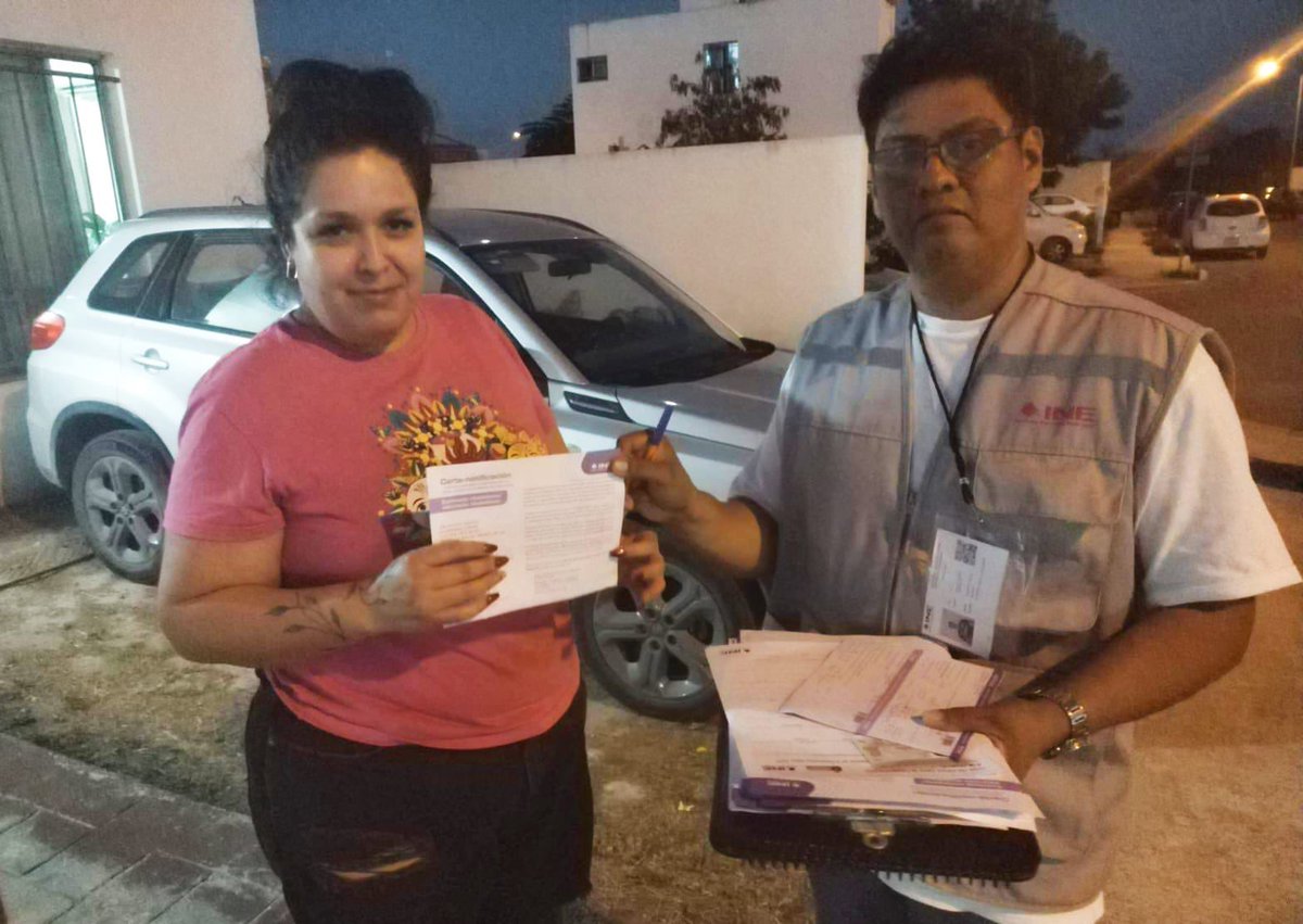 INEYucatan's tweet photo. 📍#Mérida. Gracias a la ciudadanía de #Fracc.LosHéroes que ha aceptado participar en la #ElecciónJudicial2025⚖️ ‼️
#RecibeaTuCAE y tú también forma parte🙋🏻♀️🙋🏽♂️ #CAE Alejandro.
#04JuntaDistritalEjecutiva #INEYucatán #PEEPJF🇲🇽 https://t.co/S6JdnJMz6k