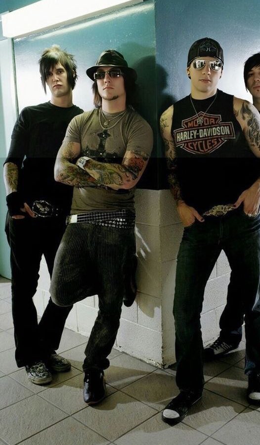 synenthusiast's tweet image. Here, we love synyster gates