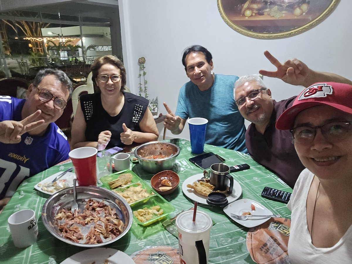 emmacalero1's tweet photo. El #SuperBowl2025 #SBEnTelevisa https://t.co/C0ktfPU3oN