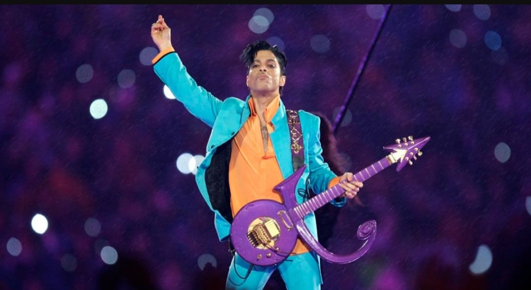ShannonV39's tweet photo. @bennyjohnson This man here performed the best one for me (just my opinion). Purple Rain.... in the rain!!! Best ever for me. https://t.co/Urn7RAEdE2
