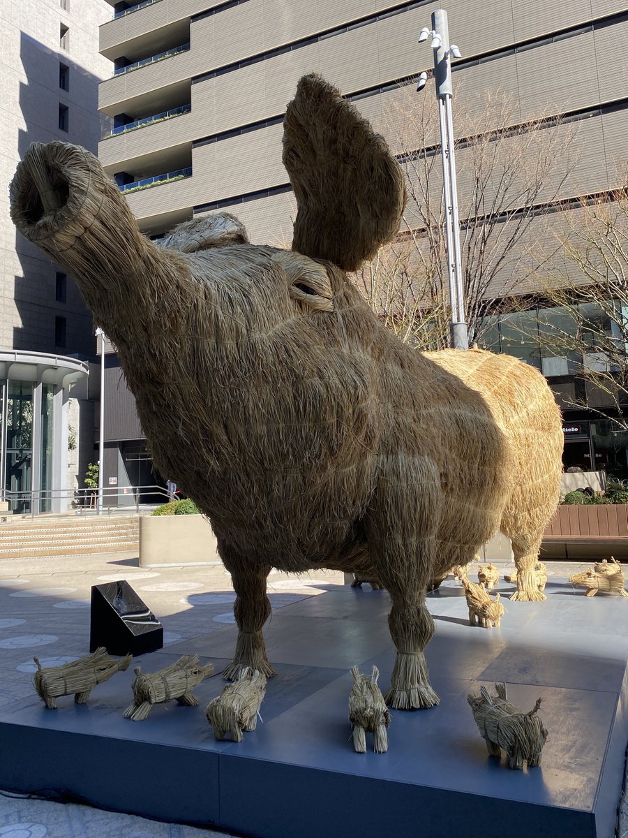 happypigeon_'s tweet photo. Look! My #GoodOmensFunkos met a giant cow in Tokyo. They came to see MACBETH at a theatre. There were also a pig and piglets.

見て！グオメファンコちゃん達が大きい牛に会ったよ！マクベスを見に東京に来た。親豚と子豚たちもいた。

#WestEndMacbeth https://t.co/uE7tfRok4o