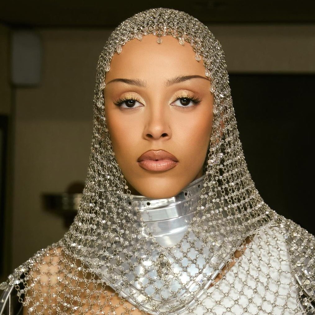 Com uma mistura de Pop e R&amp;B, Doja Cat anuncia que seu 5° álbum se chamará “Vie”.