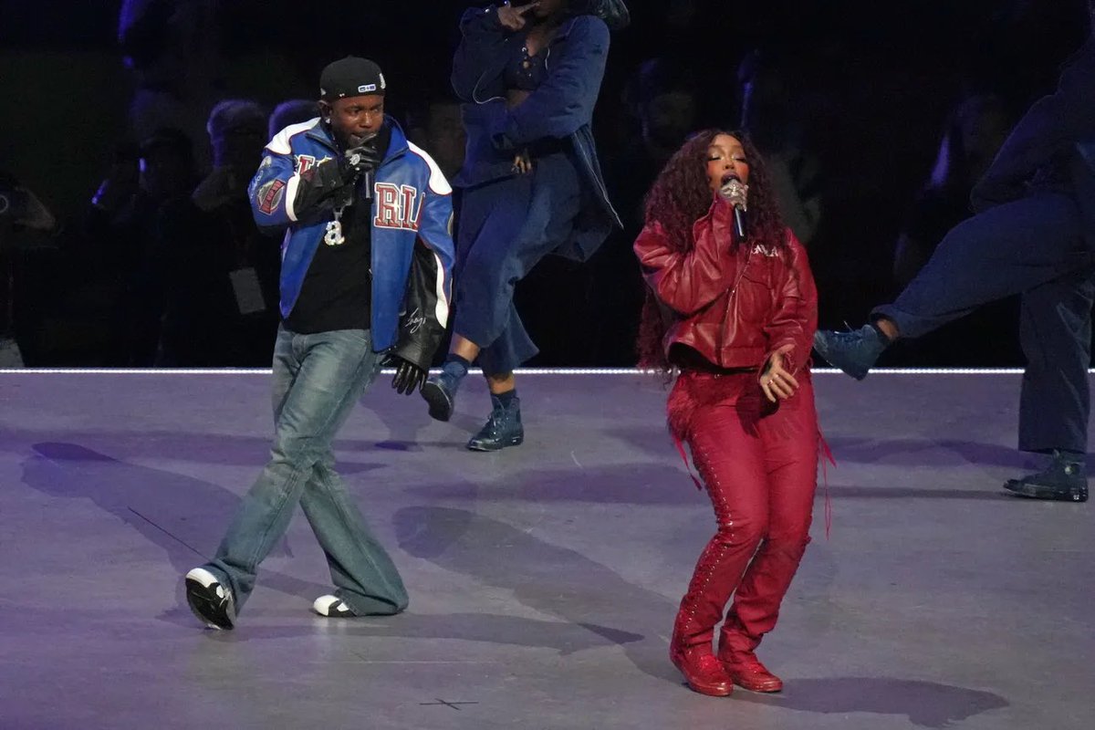 CelebFashionVIP's tweet photo. Witnessing history at Super Bowl LIX: Kendrick Lamar becomes the first solo hip-hop artist to headline, delivering hits like “Not Like Us” and “HUMBLE.” SZA’s guest spot was the cherry on top! Samuel L. Jackson and Serena Williams added star power. 🎶🏆 #NFLHalftime #HipHopHistory #SuperBowl2025