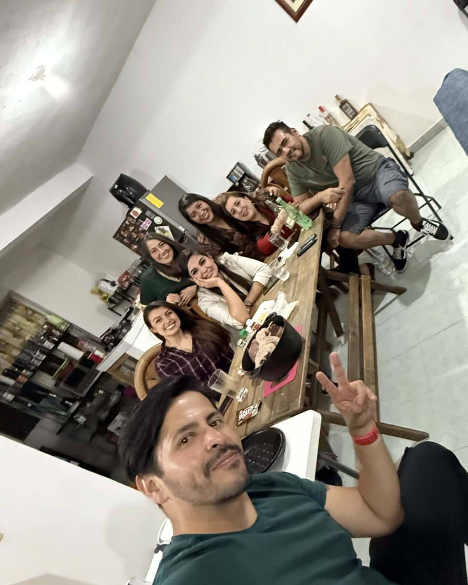 Dharmagallardo's tweet photo. Family es familia que ve el Superbowl en @Televisa para salir en la tele #SBEnTelevisa https://t.co/NPi1Zfu4Dl