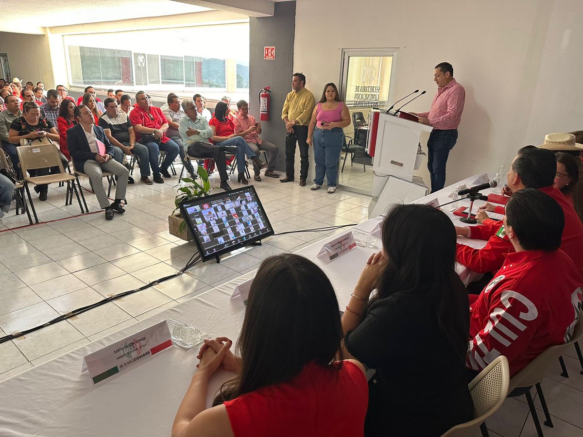 Este sábado se llevó a cabo la 1a sesión ordinaria del Consejo Político Estatal del PRI Mich., en la que, entre otros asuntos, nuestro Presidente Aldo Argueta presentó el Plan Anual de Capacitación, que fue aprobado por las y los consejeros para este año 2025. 

 <a href="/OmarGarciaL_/">Omar García</a>