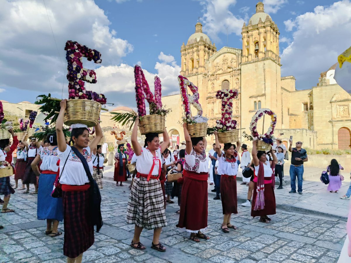 IEEPOGobOax's tweet photo. La Escuela Normal Bilingüe e Intercultural de Oaxaca #ENBIO celebra 25 años formando docentes comprometidos con la educación de los pueblos originarios; este domingo autoridades del IEEPO participaron en la calenda que recorrió el Centro Histórico. ¡Felicidades!
@EMILIOMONTEROP https://t.co/8F7A6HJ1a6