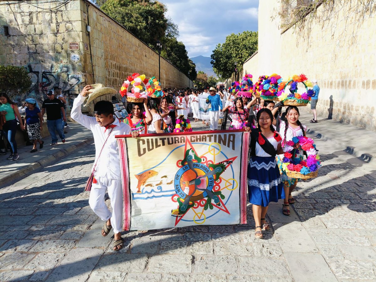 IEEPOGobOax's tweet photo. La Escuela Normal Bilingüe e Intercultural de Oaxaca #ENBIO celebra 25 años formando docentes comprometidos con la educación de los pueblos originarios; este domingo autoridades del IEEPO participaron en la calenda que recorrió el Centro Histórico. ¡Felicidades!
@EMILIOMONTEROP https://t.co/8F7A6HJ1a6
